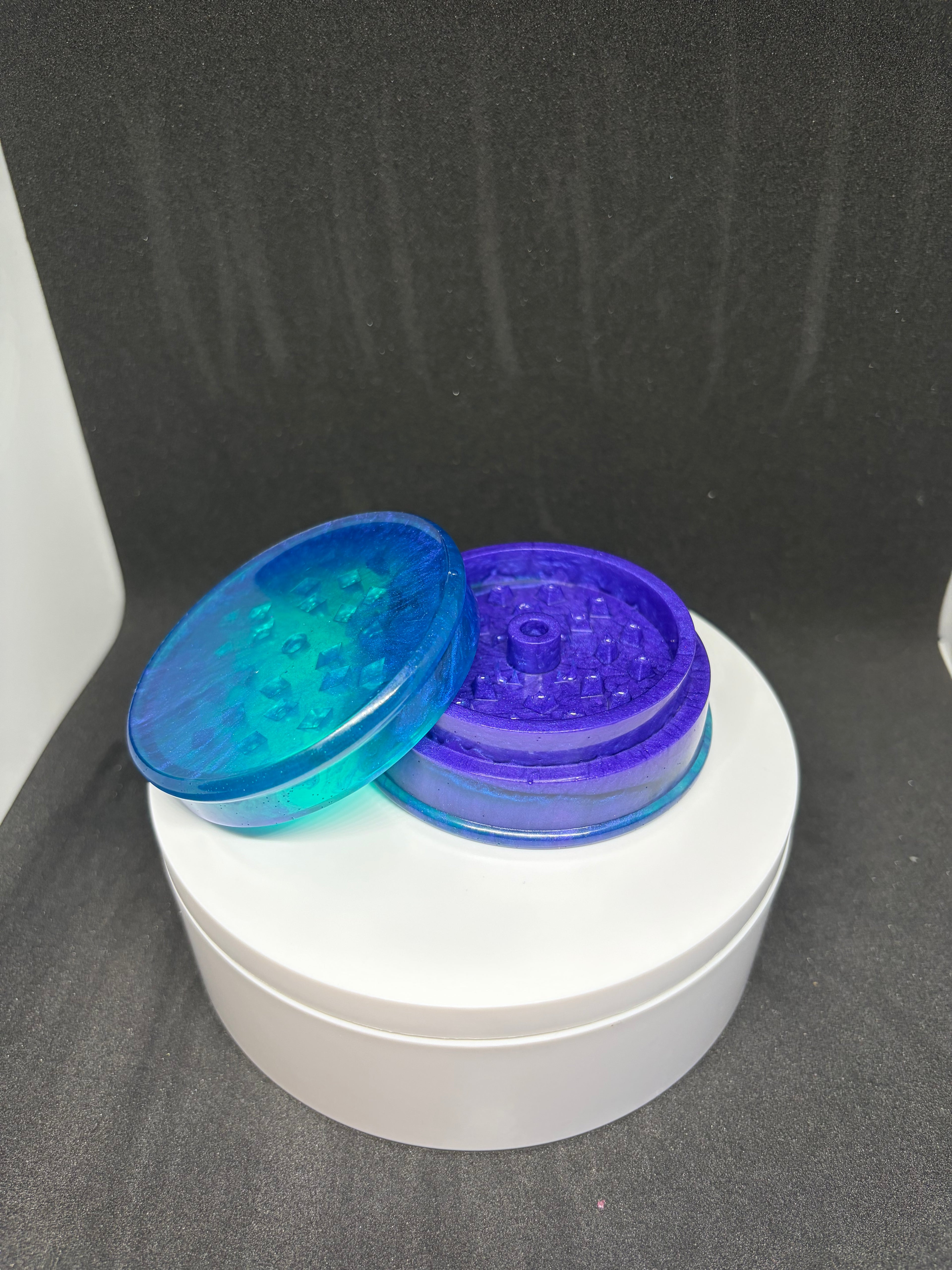 Ashtray and/or grinder