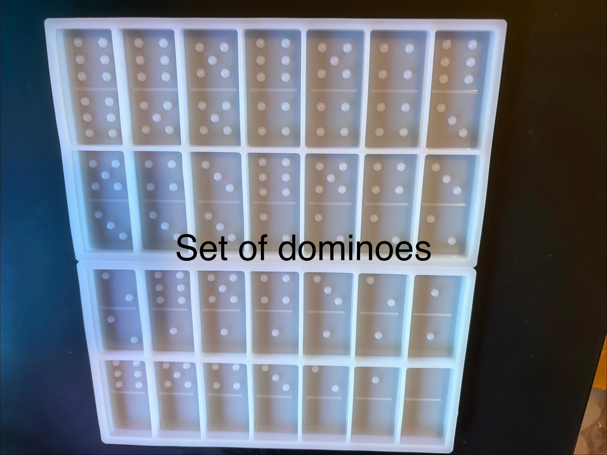 Dominoes set